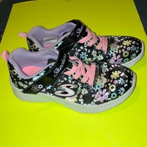 Size 2.5 Girls Sketcher shoes